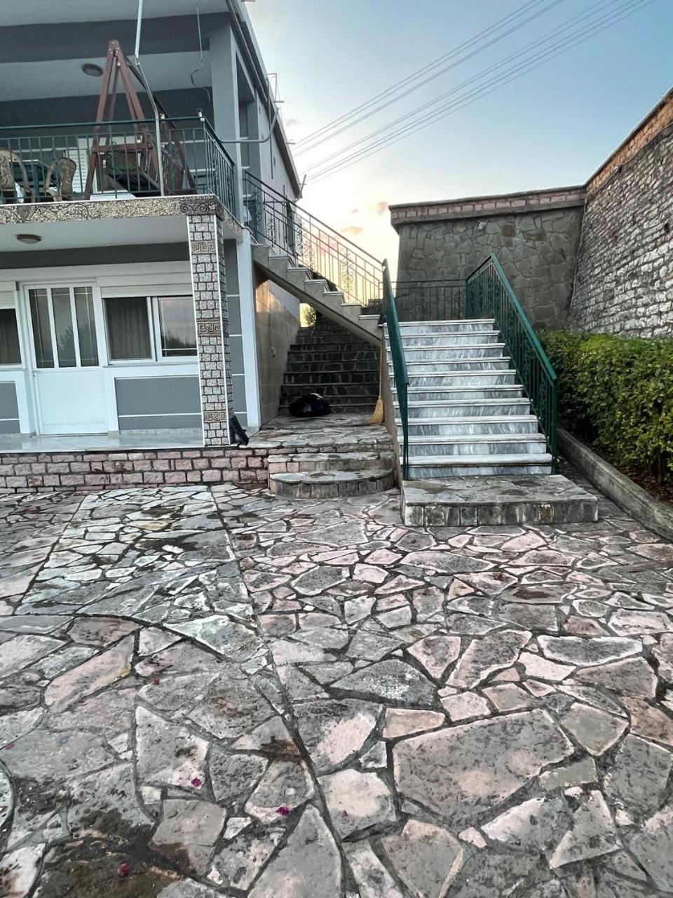 Anagnostis * Finiq
